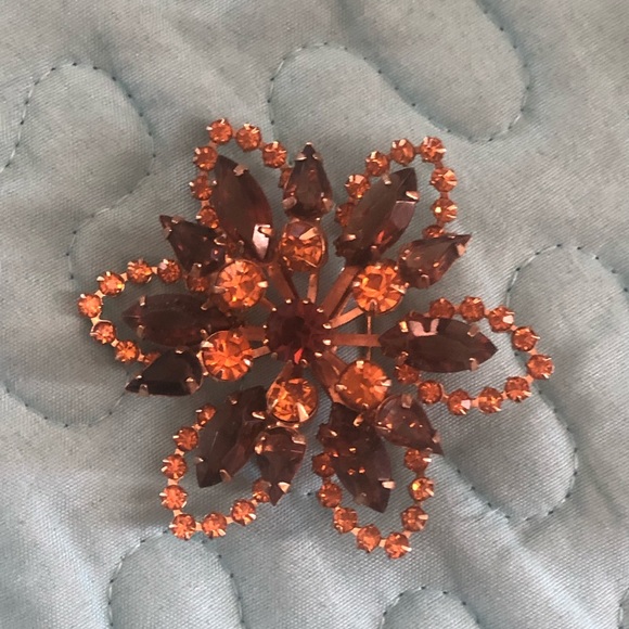 🧡VINTAGE Amber Yellow Large Dimensional Brooch🧡 - Picture 3 of 5